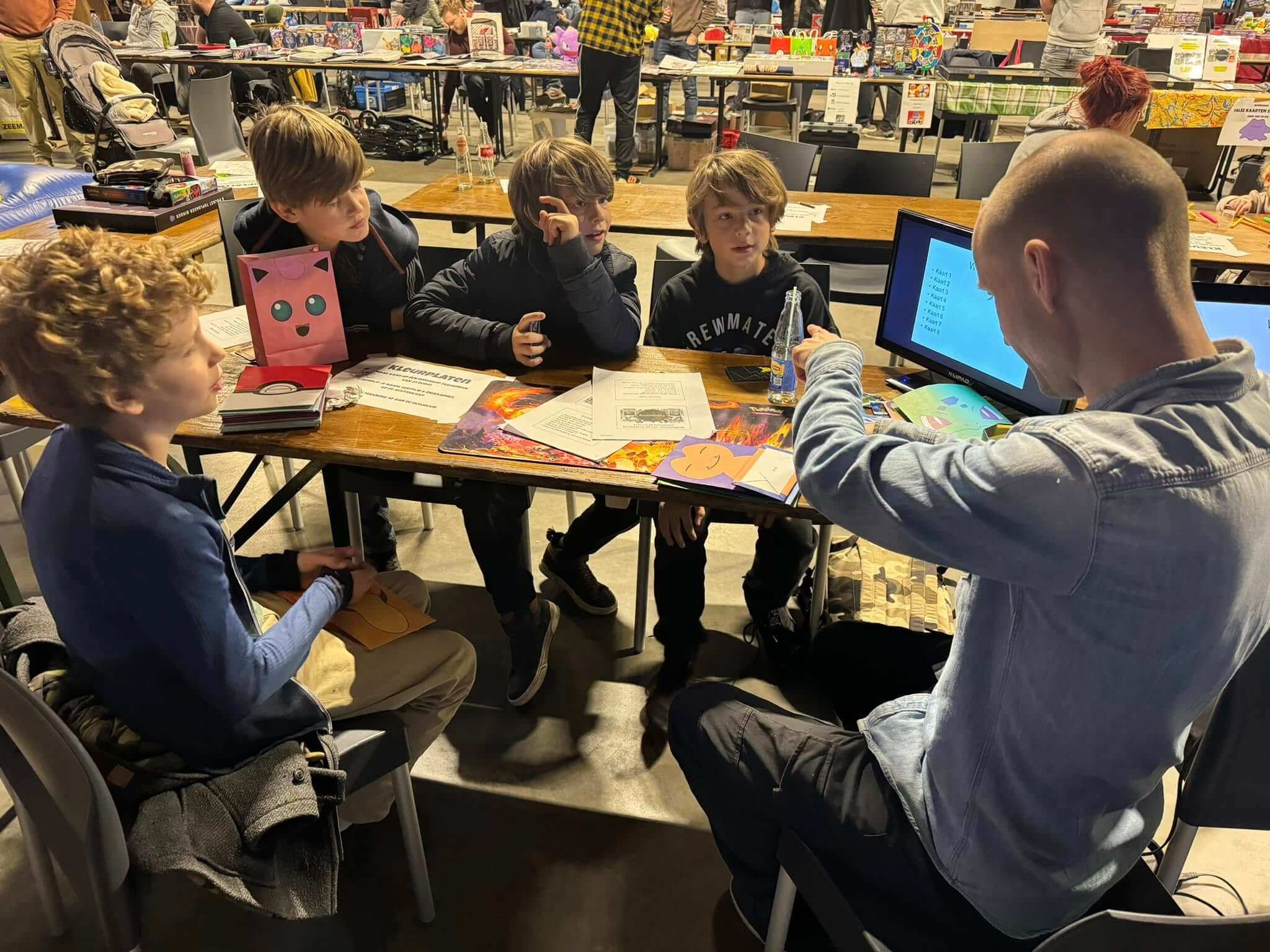 Kinderen die deelnemen aan een workshop over het herkennen van valse kaarten